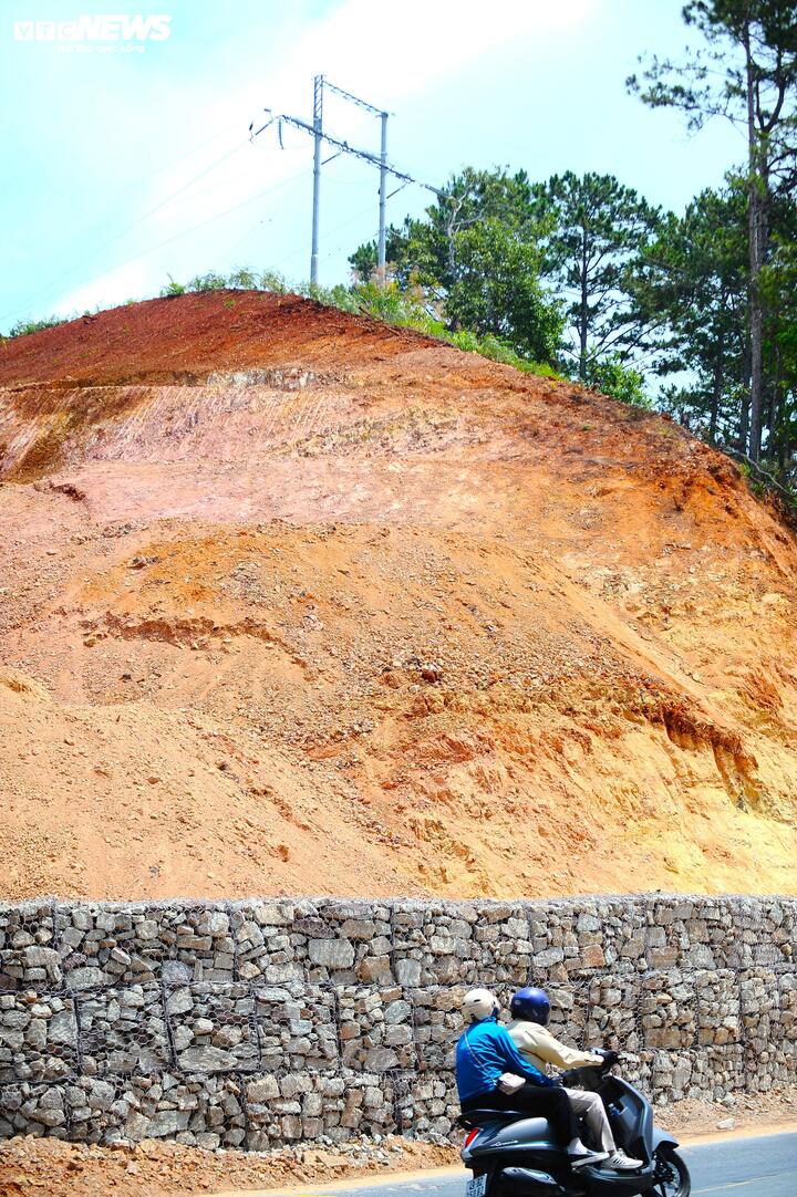 Sau vụ sạt lở, tỉnh Lâm Đồng công bố tình huống khẩn cấp về thiên tai, phê duyệt công trình xử lý sạt lở với tổng kinh phí 5 tỷ đồng. Đến ngày 11/12/2025, cơ quan chức năng mới cho phép ô tô dưới 16 chỗ và xe tải dưới 5 tấn di chuyển trở lại.