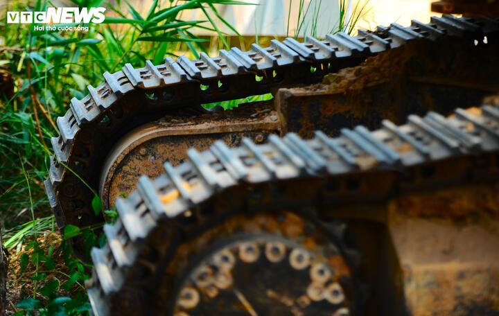 Việc khắc phục sạt lở trên đèo D'Ran kéo dài, các phương tiện "đứng bánh" khiến người dân lo lắng.