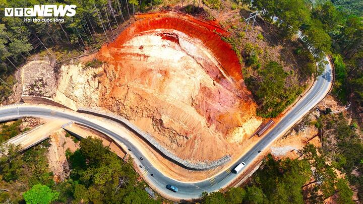 Chỉ một đoạn taluy được xây bằng rọ đá bên dưới điểm sạt lở được triển khai. Các công đoạn còn lại vẫn đang bỏ dở khiến nhiều người lo lắng khi mùa mưa đến.