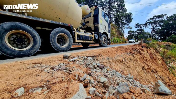 Trong khi đó, phần gia cố taluy âm do Ban Quản lý dự án 85 phụ trách chưa hoàn thành, khiến địa phương chưa thể triển khai hạng mục rọ đá gia cố chân núi. Các đơn vị liên quan rơi vào tình trạng chờ nhau, làm tiến độ xử lý tại đèo D'Ran kéo dài.