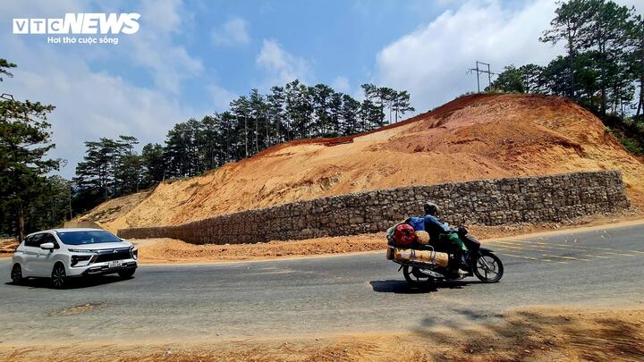 Khối đất đá từ quả đồi phía trên trượt xuống với cung sạt khoảng 3.500 m², khối lượng hơn 60.000 m³, uy hiếp trực tiếp mặt đường và phương tiện lưu thông. Sự cố buộc cơ quan chức năng phải phong tỏa tuyến đường trong thời gian dài để xử lý khẩn cấp.