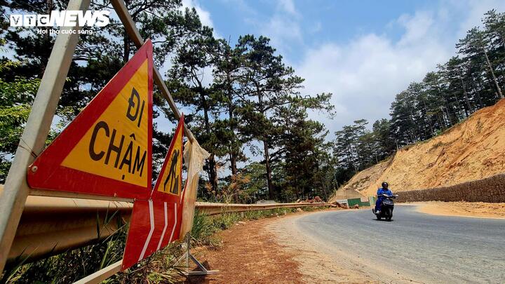 Ông Nguyễn Văn Hải (ở xã D'Ran) bày tỏ: "Tôi rất mong chính quyền địa phương, cơ quan chức năng sớm xử lý dứt điểm điểm sạt lở này. Mỗi khi mưa xảy ra, bà con đi lại qua đây đều lo lắng vô cùng".