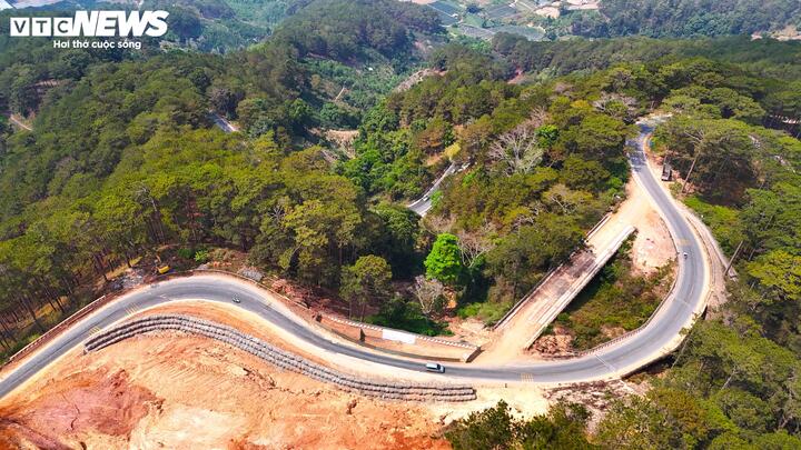 Tại hiện trường, không có công nhân sửa chữa. Chỉ có một xe múc nằm im bên đường, nhiều vật tư như sắt chữ I, lưới thép hoen gỉ nằm ngổn ngang phía taluy âm.