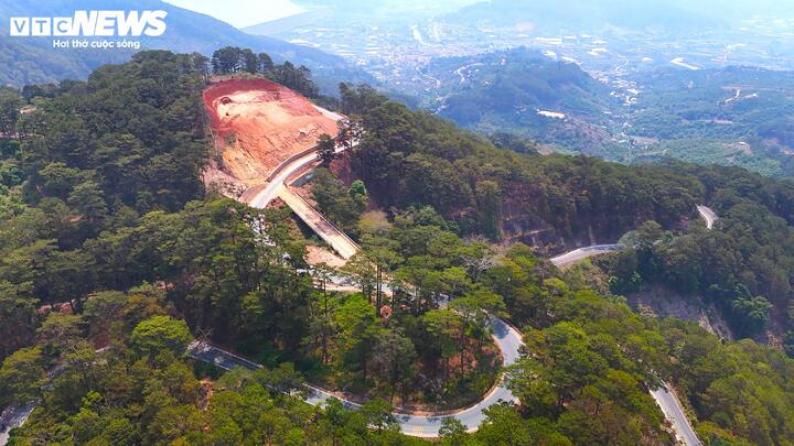 Ngày 19/4, ghi nhận tại khu vực cầu Treo, thuộc đèo D'Ran trên Quốc lộ 20 (đoạn qua phường Xuân Trường - Đà Lạt, tỉnh Lâm Đồng), nơi từng xảy ra sạt lở cuối tháng 10/2025, công trường gần như không có dấu hiệu thi công. Đất đá, cây cối trên sườn đồi vẫn nằm trơ trọi, các hạng mục bên dưới dở dang.