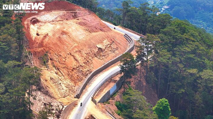 Đèo D'Ran trên Quốc lộ 20, tuyến giao thông huyết mạch nối Đà Lạt - Phan Rang, sau gần 6 tháng kể từ vụ sạt lở nghiêm trọng vẫn chưa được khắc phục dứt điểm. Tiến độ chậm, nhiều hạng mục dang dở.
