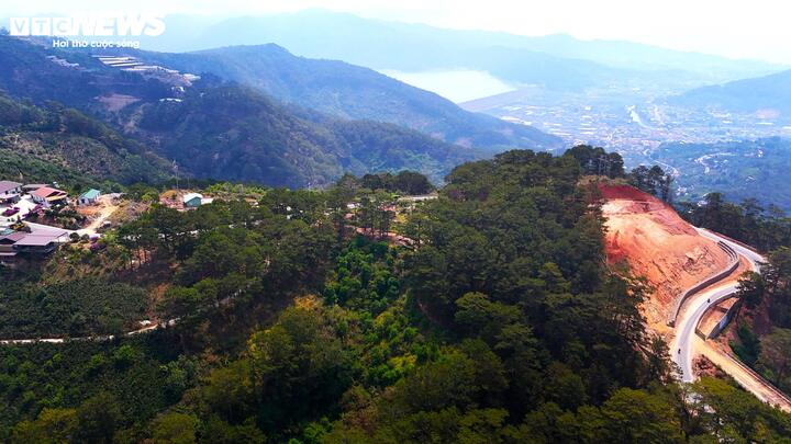 Hình ảnh này gây nhiều băn khoăn bởi đèo D'Ran không chỉ là tuyến đường liên tỉnh quan trọng mà còn là con đường mưu sinh, an toàn hằng ngày của hàng ngàn người dân.