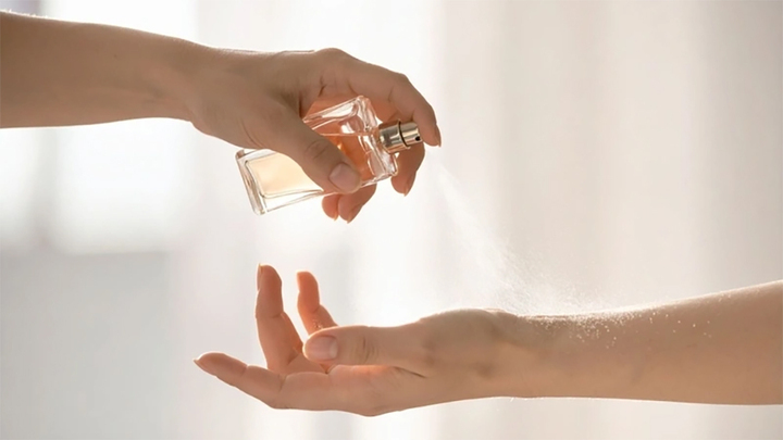 Nên thử phản ứng trên da trước khi dùng, tránh xịt nước hoa lên vùng da nhạy cảm và chỉ sử dụng với lượng vừa phải.