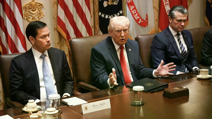 Tổng thống Donald Trump triệu tập họp khẩn tại Nhà Trắng.