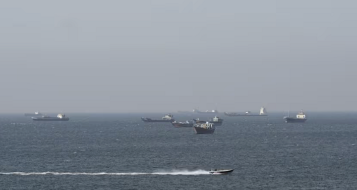 Tàu chở dầu ở eo biển Hormuz ngoài khơi Musandam, Oman. (Ảnh: Reuters)