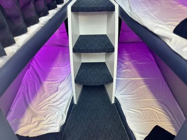 Các khoang tầng giữa và trên được bố trí cao, hành khách phải leo bằng thang nhỏ để vào. Trong khi đó, khoang dưới yêu cầu cúi người khi ra vào. (Ảnh: Taylor Rains/Business Insider)