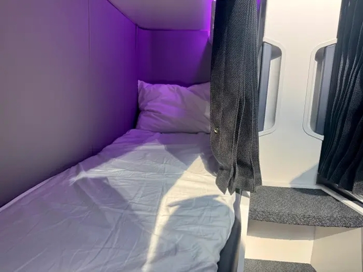 Hành khách phải đủ từ 15 tuổi trở lên mới được sử dụng Skynest để giảm nguy cơ thanh thiếu niên và trẻ nhỏ leo trèo hoặc làm phiền các khách hàng khác. (Ảnh: Taylor Rains/Business Insider)