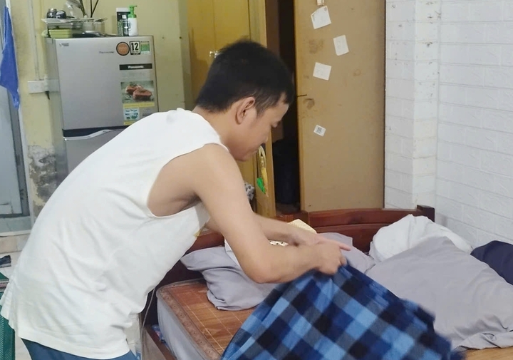 Huy sinh hoạt trong căn phòng trọ ở xóm chạy thận. (Ảnh: NVCC)