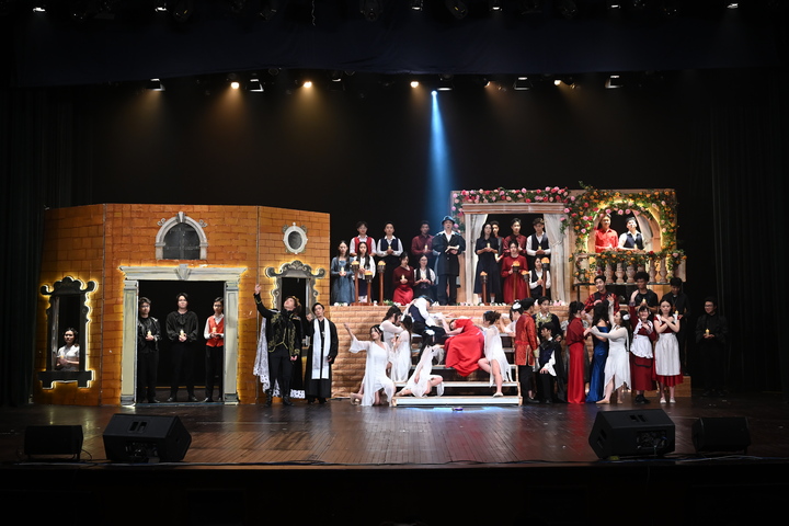 Vở nhạc kịch "Romeo và Juliet" phiên bản Olympia công phu và ấn tượng đã chinh phục trái tim đông đảo khán giả Nhà hát Âu Cơ.