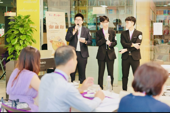 Ba nam sinh chinh phục Ban giám khảo với dự án "Phú Vinh AI".