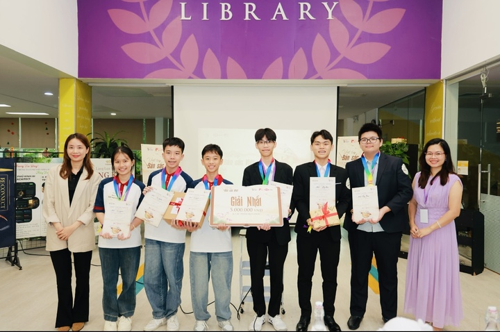 Ban tổ chức trao Giải Nhất chung cuộc Bảng A (Khối 10 & 12) và Bảng B (Khối 6, 7 & 8).