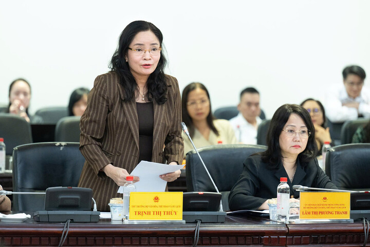 Thứ trưởng Bộ Văn hóa, Thể thao và Du lịch Trịnh Thị Thủy trình bày tờ trình dự thảo nghị quyết. (Ảnh: QH)