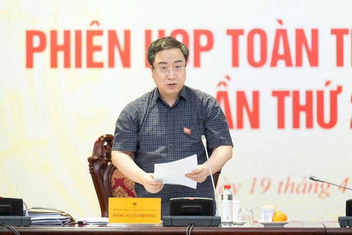 Phó Chủ nhiệm Ủy ban Văn hóa và Xã hội của Quốc hội Đặng Xuân Phương​ trình bày báo cáo thẩm tra dự thảo nghị quyết. (Ảnh: QH)