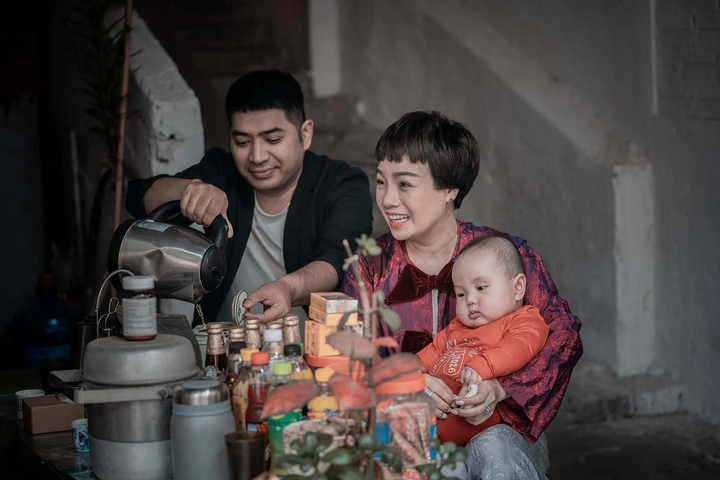 Ca sĩ Ngọc Khuê và con trai Dino.