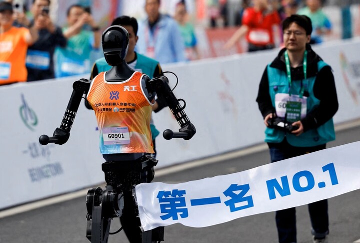 Tiangong Ultra, một robot hình người, chạy qua vạch đích và giành vị trí đầu tiên trong cuộc thi bán marathon robot hình người E-Town, tại Bắc Kinh, ngày 19/4/2025. (Ảnh: Reuters)