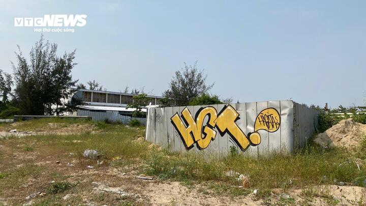 Sở NN&MT Đà Nẵng cho biết qua rà soát nghĩa vụ tài chính tại hai phân khu thuộc dự án, cơ quan chức năng phát hiện nhiều vấn đề liên quan đến giá đất. Cụ thể, giá đất tại thời điểm UBND TP Đà Nẵng cho thuê được xác định thấp hơn so với khung giá quy định trong bảng giá đất ban hành năm 2008.