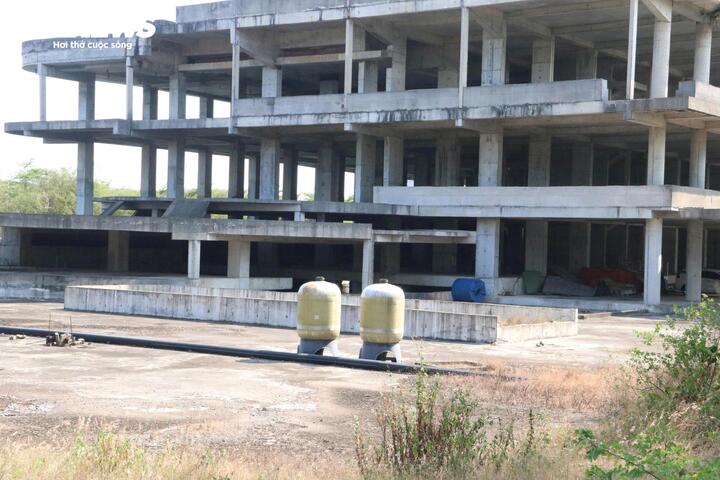 Tuy nhiên, năm 2019, siêu dự án này được tuyên bố "vỡ trận" ở phân khúc condotel. Sau khi đột ngột dừng thi công vào đầu năm 2022, toàn bộ công trường trở nên vắng lặng. Các hạng mục thi công dang dở. Siêu dự án từng mời siêu sao bóng đá Ronaldo làm đại sứ thương hiệu nay chìm trong tình cảnh ngổn ngang.