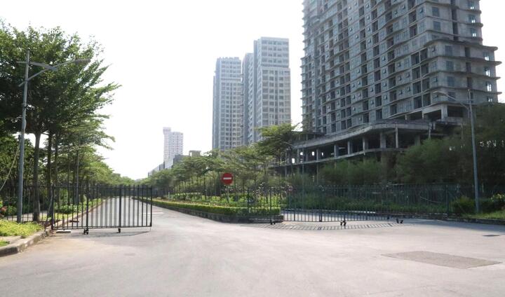 Ngoài ra, Cocobay còn nằm trong danh mục các dự án phải xử lý lại giá đất theo Kết luận 77-KL/TW ngày 2/5/2024 của Bộ Chính trị về đề án "Phương án tháo gỡ khó khăn, vướng mắc liên quan đến các dự án đất đai trong các kết luận thanh tra, kiểm tra, bản án tại một số tỉnh, thành phố" trên địa bàn Đà Nẵng và Nghị quyết số 170/2024/QH15 ngày 30/11/2024 của Quốc hội về cơ chế, chính sách đặc thù để tháo gỡ khó khăn, vướng mắc đối với các dự án, đất đai trong kết luận thanh tra, kiểm tra, bản án tại TP.HCM, TP Đà Nẵng và tỉnh Khánh Hòa.