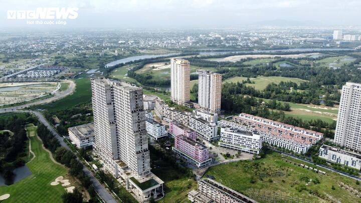 Dự án từng được quảng cáo là tổ hợp du lịch, giải trí với nhiều hạng mục như sân khấu biểu diễn trong nhà, ngoài trời, quảng trường du lịch, tuyến phố đi bộ cùng hệ thống lưu trú condotel (căn hộ khách sạn) và khách sạn. Năm 2017, dự án Cocobay được quảng bá rầm rộ, thu hút nhiều khách hàng đầu tư.