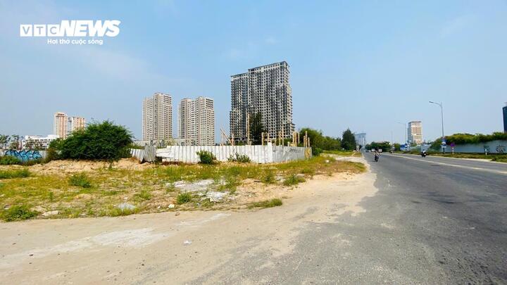 Tổ hợp du lịch và giải trí có số vốn đầu tư lên đến 11.000 tỷ đồng này được xây dựng trên diện tích khoảng 31 hecta nằm trên tuyến đường ven biển (thuộc phường Ngũ Hành Sơn, TP Đà Nẵng), từng được kỳ vọng trở thành tổ hợp giải trí hàng đầu Đông Nam Á.