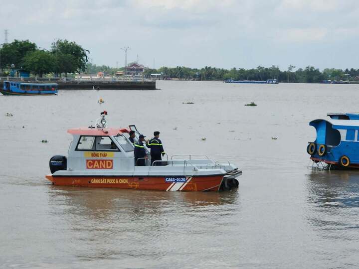 Lực lượng cứu nạn, cứu hộ đang tổ chức tìm kiếm nạn nhân. (Ảnh: Bảo Linh)