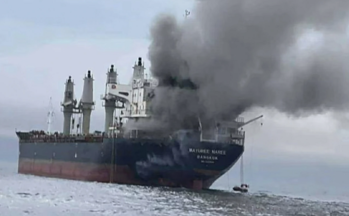 Một tàu dân sự trúng hỏa lực ở eo biển Hormuz trước đây. (Ảnh: Hải quân Thái Lan)