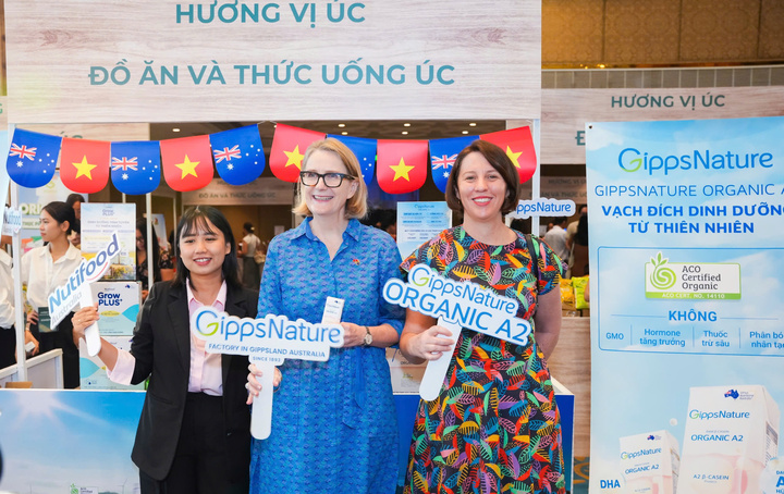 Bà Sarah Hooper - đại diện Tổng Lãnh sự quán Úc ghé thăm khu vực trưng bày của GippsNature và Nutifood Australia.