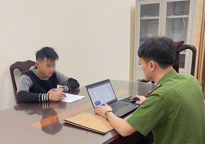 Cán bộ công an đang lấy lời khai của B.T.L. (Ảnh: Công an Thanh Hoá)