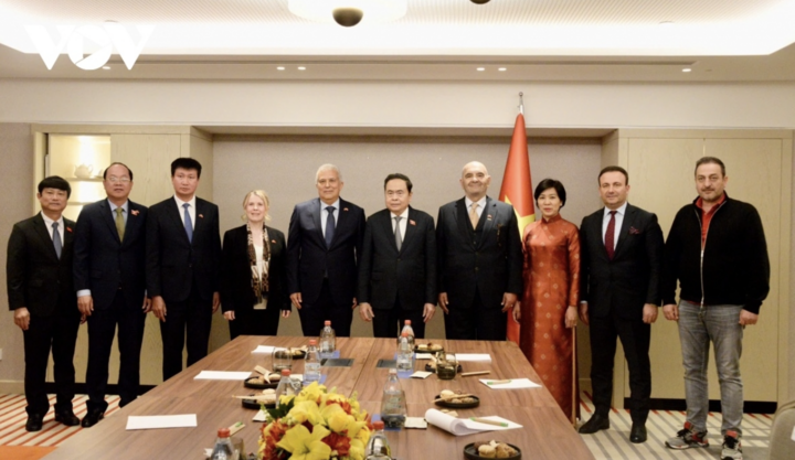 Chủ tịch Quốc hội Trần Thanh Mẫn và Lãnh sự danh dự Việt Nam tại thành phố Istanbul Ali Tezolmez chụp ảnh chung