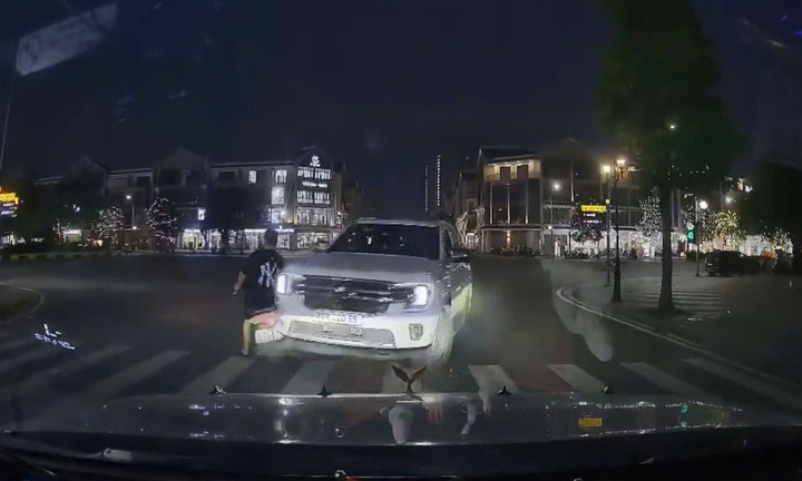 Hình ảnh trích xuất từ camera ghi lại diễn biến vụ va chạm giao thông.