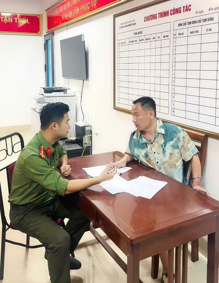 Cán bộ Phòng An ninh kinh tế phối hợp cùng Công an xã Nghĩa Trụ ghi lời khai đối tượng Yu HaiYang.