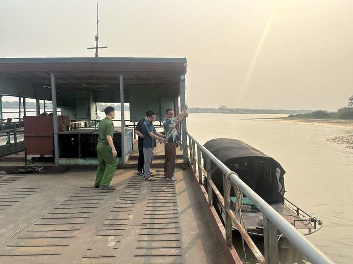 Lực lượng công an đưa đối tượng dựng lại hiện trường.