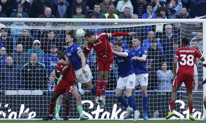 Van Dijk ghi bàn giúp Liverpool thắng Everton. (Ảnh: Reuters)