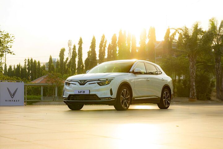 Tận dụng ưu đãi mua xe 0 đồng, lãi suất cố định, khách Việt rủ nhau chốt VF 8 - 1