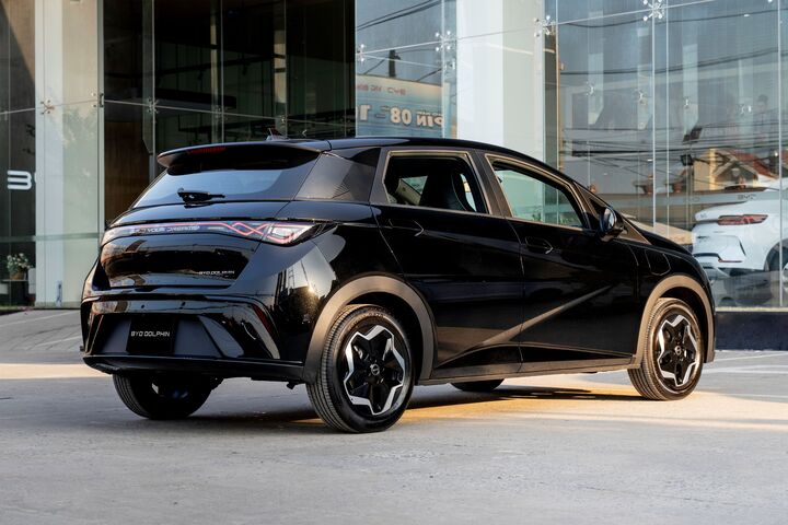 Khoảng sáng gầm xe được nâng lên 155 mm giúp di chuyển linh hoạt trong đô thị.