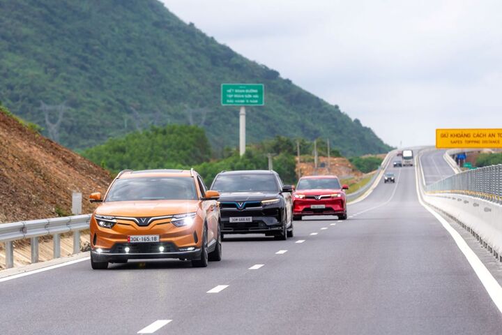 Tận dụng ưu đãi mua xe 0 đồng, lãi suất cố định, khách Việt rủ nhau chốt VF 8 - 2