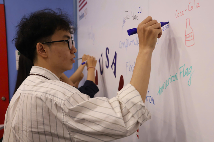 Triển lãm 'Founders Museum' đến với các bạn trẻ Hà Nội - 4