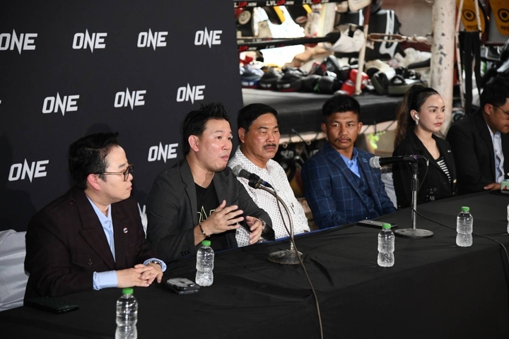Cuộc họp báo tại lò Muay Jitmuangnon thu hút sự chú ý của người hâm mộ võ thuật Thái Lan