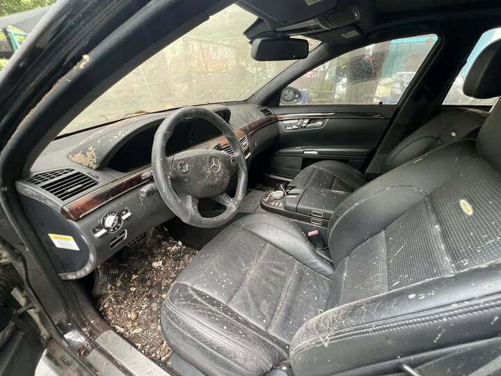 Nhiều bụi bẩn bám trên xe.