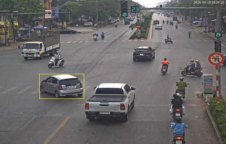 Ô tô rẽ trái tại phường Bắc Giang, tỉnh Bắc Ninh.