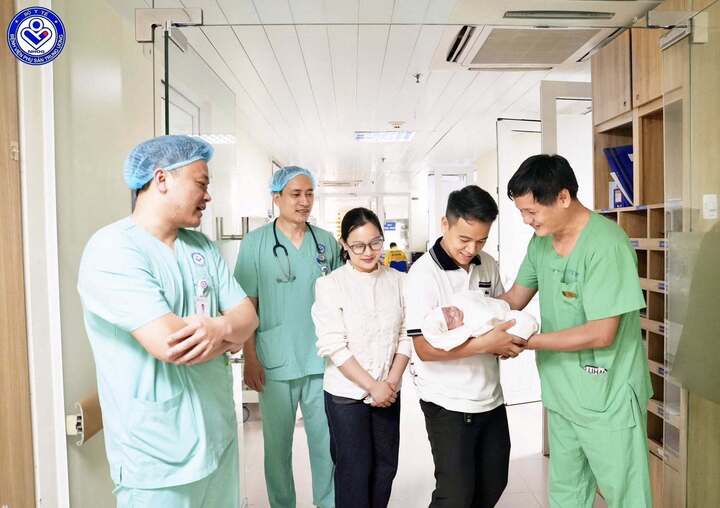 Niềm hạnh phúc của gia đình khi bé khỏe mạnh xuất viện.