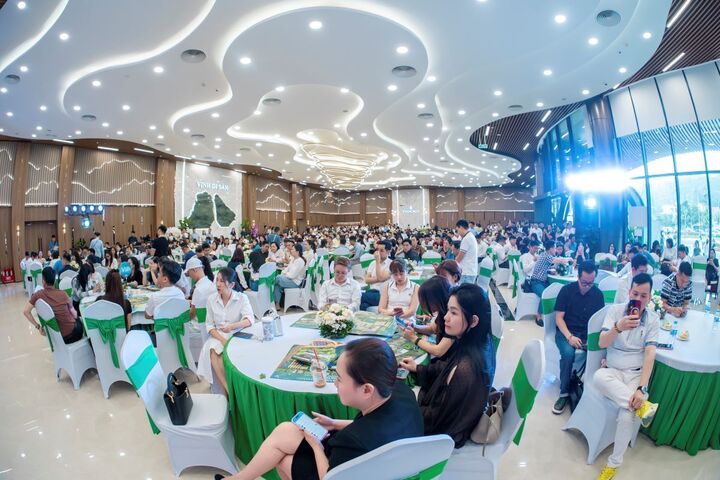 Hai ngày cuối tuần, Vinhomes Global Gate Hạ Long đón hơn 3.500 khách hàng, nhà đầu tư.