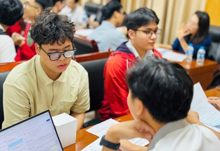 Đơn vị tuyển dụng phỏng vấn sinh viên. (Ảnh: Vietnamnet)