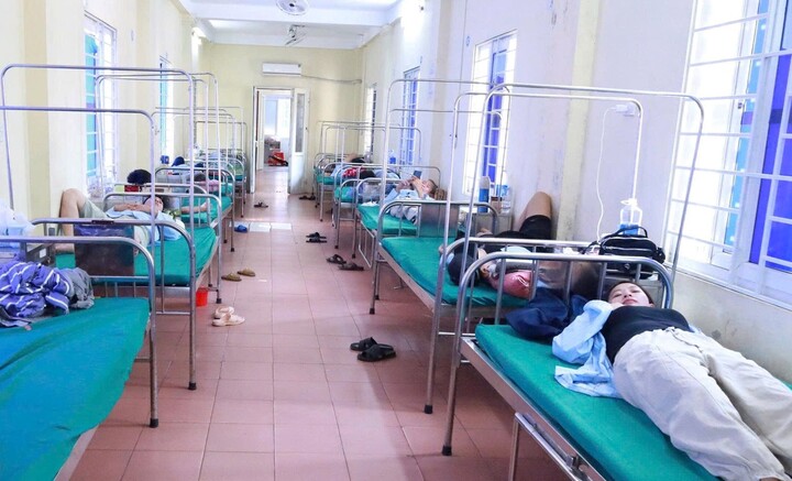 Đến nay đã có tổng cộng 62 người nhập viện nghi ngộ độc thực phẩm, trong đó có 57 người cho biết ăn bánh mì tại tiệm bánh mì Quỳnh. (Ảnh: TH)