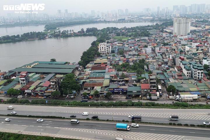 Chợ cá Yên Sở nằm trong ngõ 78 đường Đỗ Mười (phường Hoàng Mai, Hà Nội), từ lâu được xem là một trong những điểm trung chuyển thủy sản lớn nhất Thủ đô.