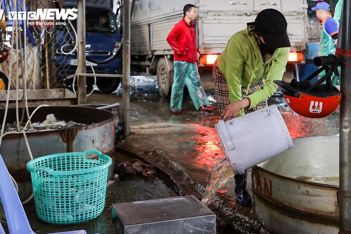 Trong khi nhiều tiểu thương lo lắng vì chợ phải di dời thì người dân xung quanh rất mong điều này sớm được thực hiện để thoát cảnh chịu đựng ô nhiễm, mất trật tự hằng ngày.